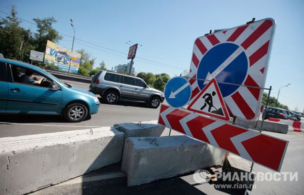 Затруднено движение на Ленинградском шоссе в связи с ремонтными работами на путепроводе Октябрьской железной дороги