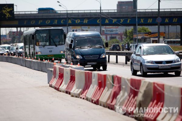 Затруднено движение на Ленинградском шоссе в связи с ремонтными работами на путепроводе Октябрьской железной дороги