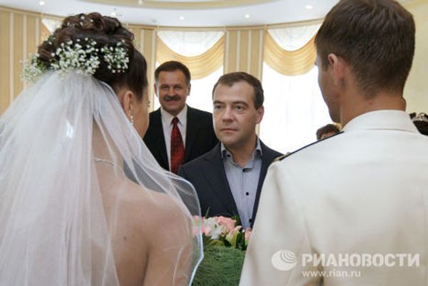 Дмитрий Медведев посетил Управление ЗАГСа Еврейской автономной области