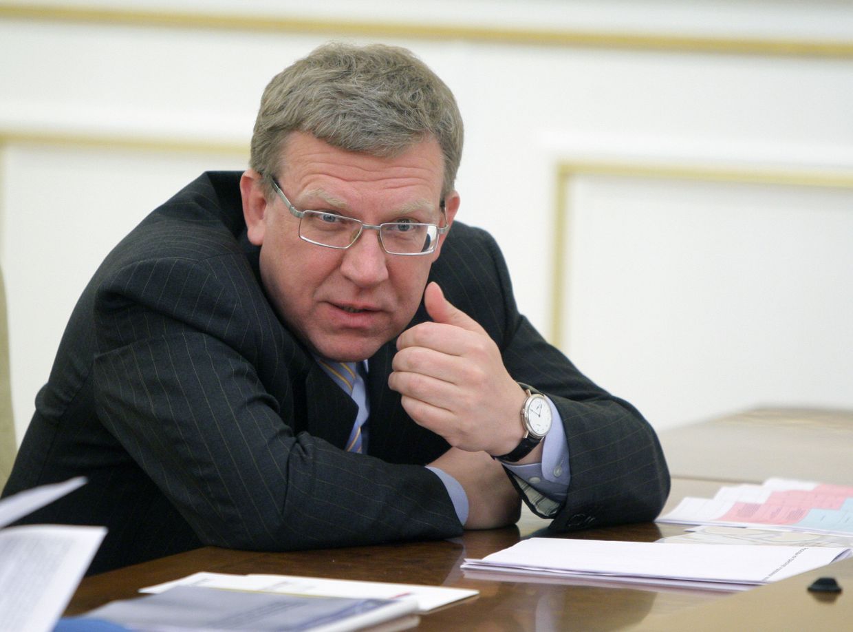 Премьер-министр РФ Владимир Путин провел совещание по вопросу О расходах федерального бюджета на 2011 год и на плановый период 2012-2013 годов в части промышленности и транспорта