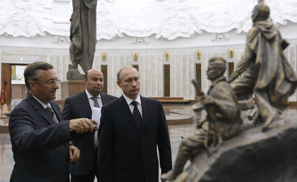 Премьер-министр РФ Владимир Путин ознакомился с лучшими проектами памятника В борьбе против фашизма мы были вместе