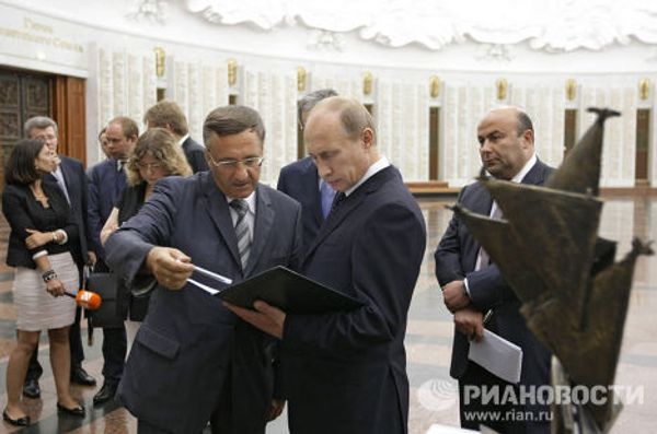 Премьер-министр РФ Владимир Путин ознакомился с лучшими проектами памятника В борьбе против фашизма мы были вместе