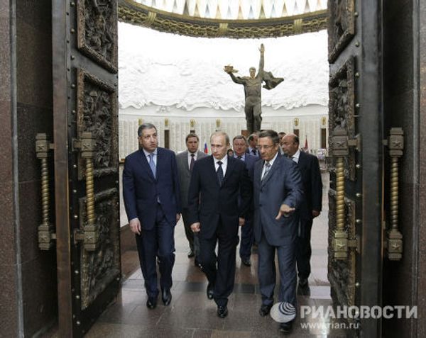 Премьер-министр РФ Владимир Путин ознакомился с лучшими проектами памятника В борьбе против фашизма мы были вместе