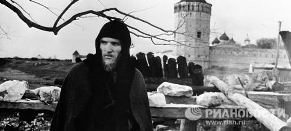 Анатолий Солоницын на съемках фильма «Андрей Рублев» 