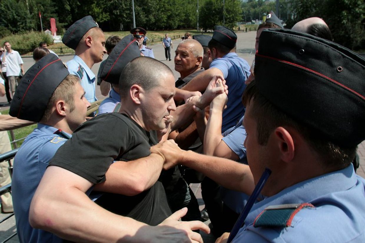 Акция защитников Химкинского леса у Дома правительства РФ в Москве