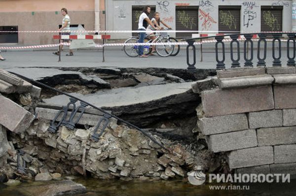 Обрушение гранитной набережной канала Грибоедова в Санкт-Петербурге