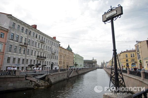 Обрушение гранитной набережной канала Грибоедова в Санкт-Петербурге