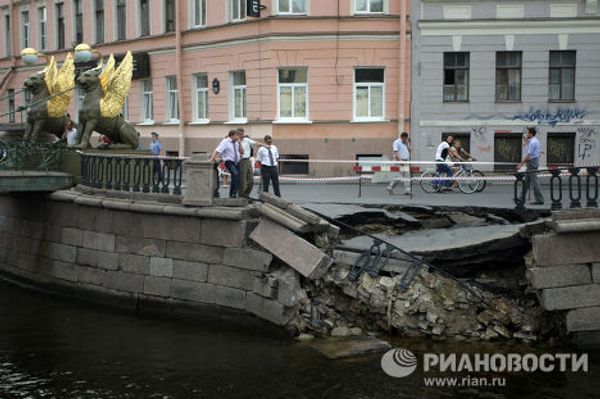 Обрушение гранитной набережной канала Грибоедова в Санкт-Петербурге