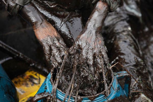 Очистка порта Далянь от нефти