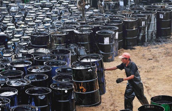 Очистка порта Далянь от нефти
