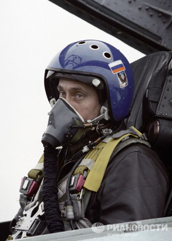 Владимир Путин в кабине истребителя СУ-27
