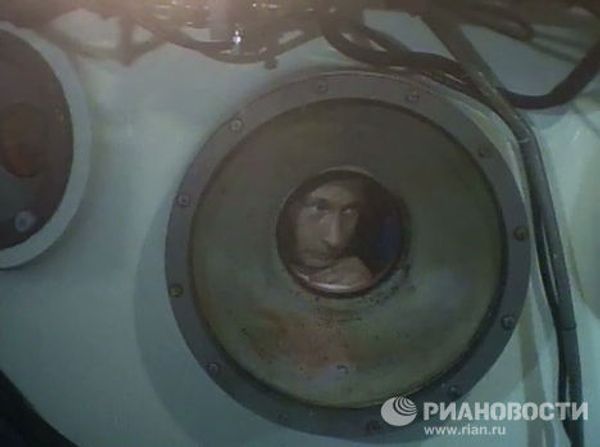 Премьер-министр РФ Владимир Путин совершил погружение на дно озера Байкал