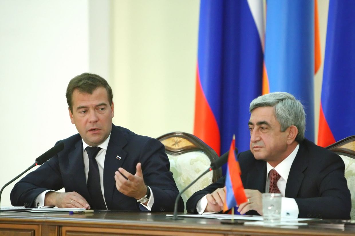 Россия и Армения подписали протокол о внесении изменений в двусторонний договор о российской военной базе в Гюмри
