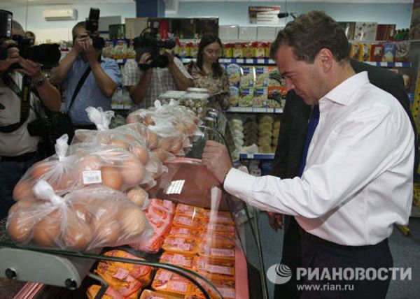 Президент РФ Дмитрий Медведев посетил продуктовый магазин в Оренбург
