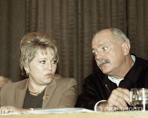 В.Матвиенко и Н.Михалков в президиуме У съезда кинематографистов