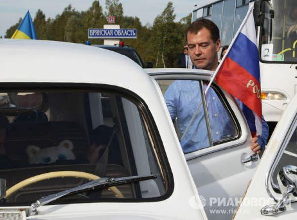Президент России Д.Медведев принял участие в этапе автопробега Петербург-Киев