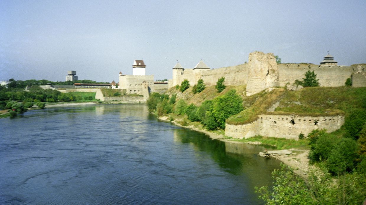 Вид на крепость в Ивангороде и крепость в Нарве