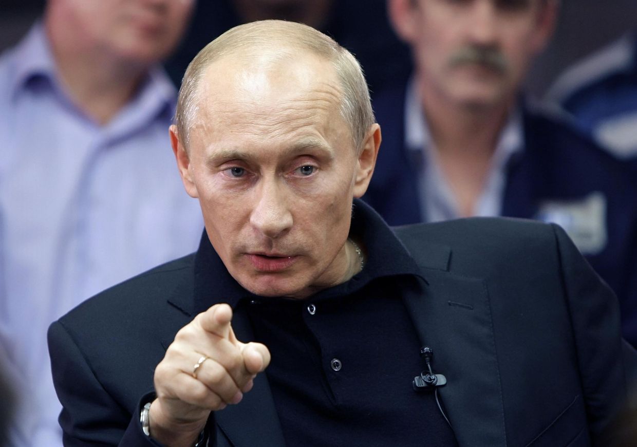 Премьер-министр РФ Владимир Путин во время беседы с рабочими в Норильске