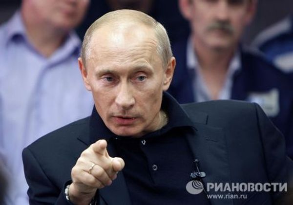 Премьер-министр РФ Владимир Путин во время беседы с рабочими в Норильске