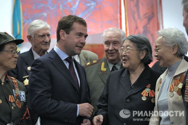 Президент РФ Д.Медведев на встрече с китайскими ветеранами Второй мировой войны