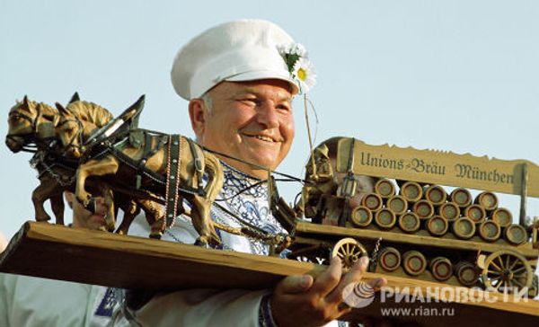 Лужков на фестивале пива