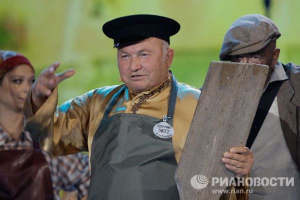 Мэр Москвы Юрий Лужков и певец Александр Розенбаум на концерте в честь дня рождения И.Кобзона