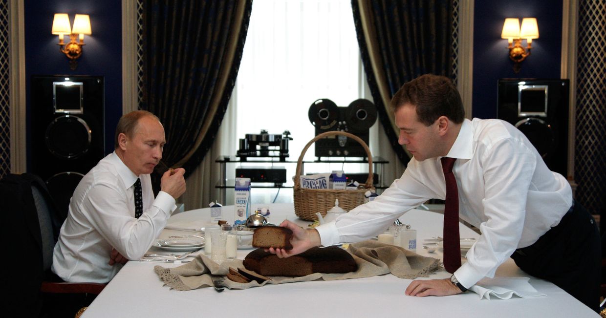 Встреча Дмитрия Медведева и Владимира Путина Встреча Дмитрия Медведева и Владимира Путина