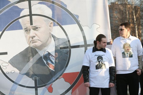 Пикет напротив посольства Сербии и Черногории