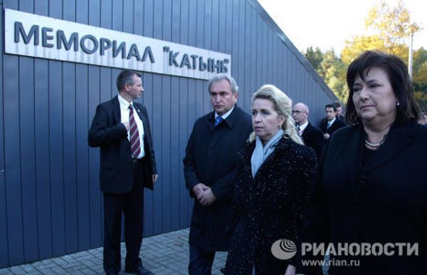 Светлана Медведева и Анна Коморовская посетили мемориал в Катыни