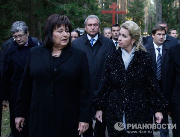 Светлана Медведева и Анна Коморовская посетили мемориал в Катыни