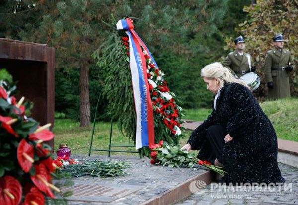 Светлана Медведева и Анна Коморовская посетили мемориал в Катыни