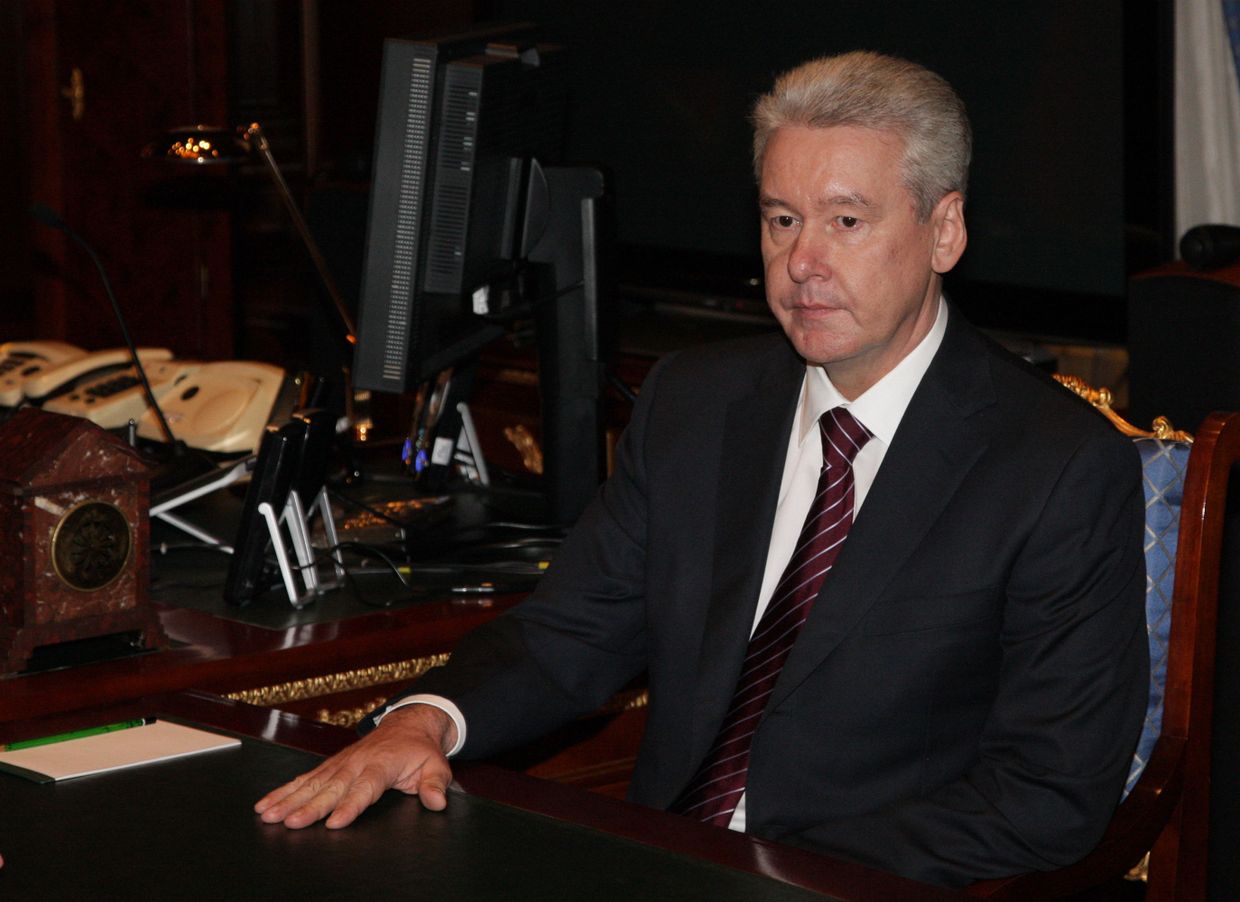 Президент РФ Д.Медведев и руководитель администрации президента РФ С.Собянин