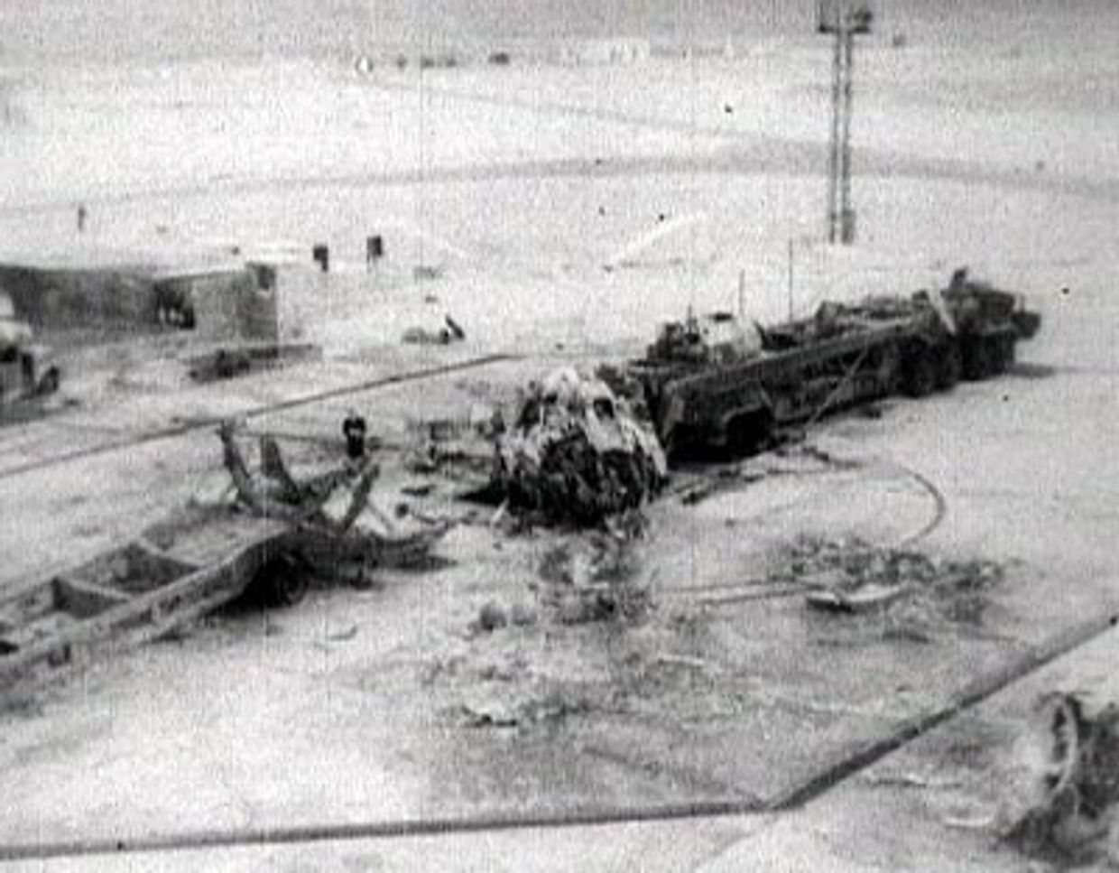 Обломки ракеты Р-16 на стартовом столе