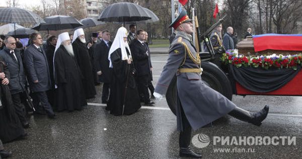 Президент РФ Д.Медведев и премьер-министр РФ В.Путин на похоронах Виктора Черномырдина