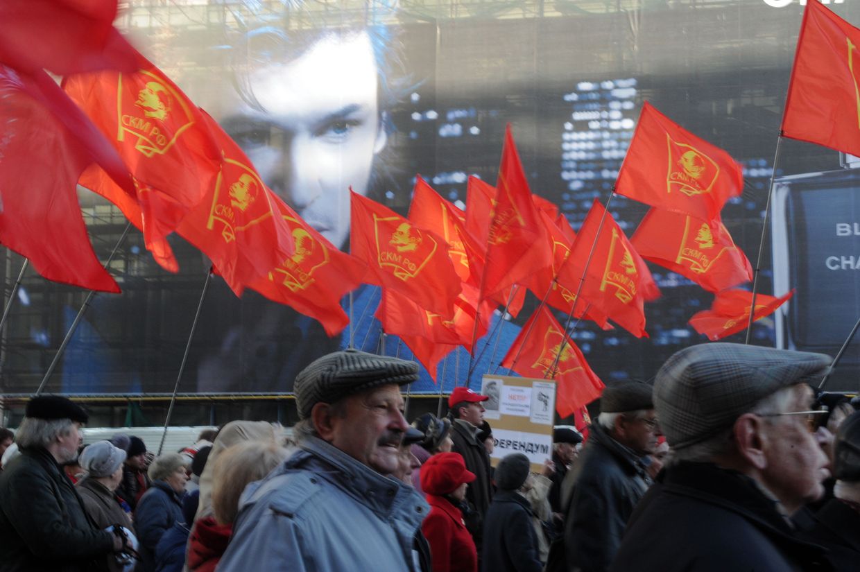 Шествие КПРФ в честь годовщины Октябрьской революции в Москве