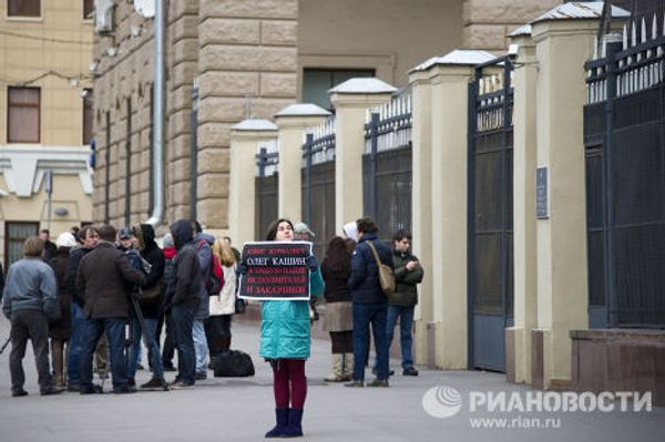 Пикет у здания ГУВД Москвы с требованием расследовать избиение журналиста Олега Кашина