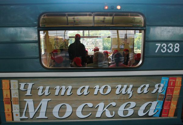 Новый фирменный поезд Читающая Москва  на станции столичного метро Воробьевы горы