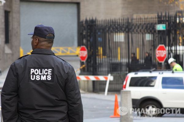 сотрудник полиции, охраняющий тюрьму временного содержания и федеральный суд Южного округа Нью-Йорка