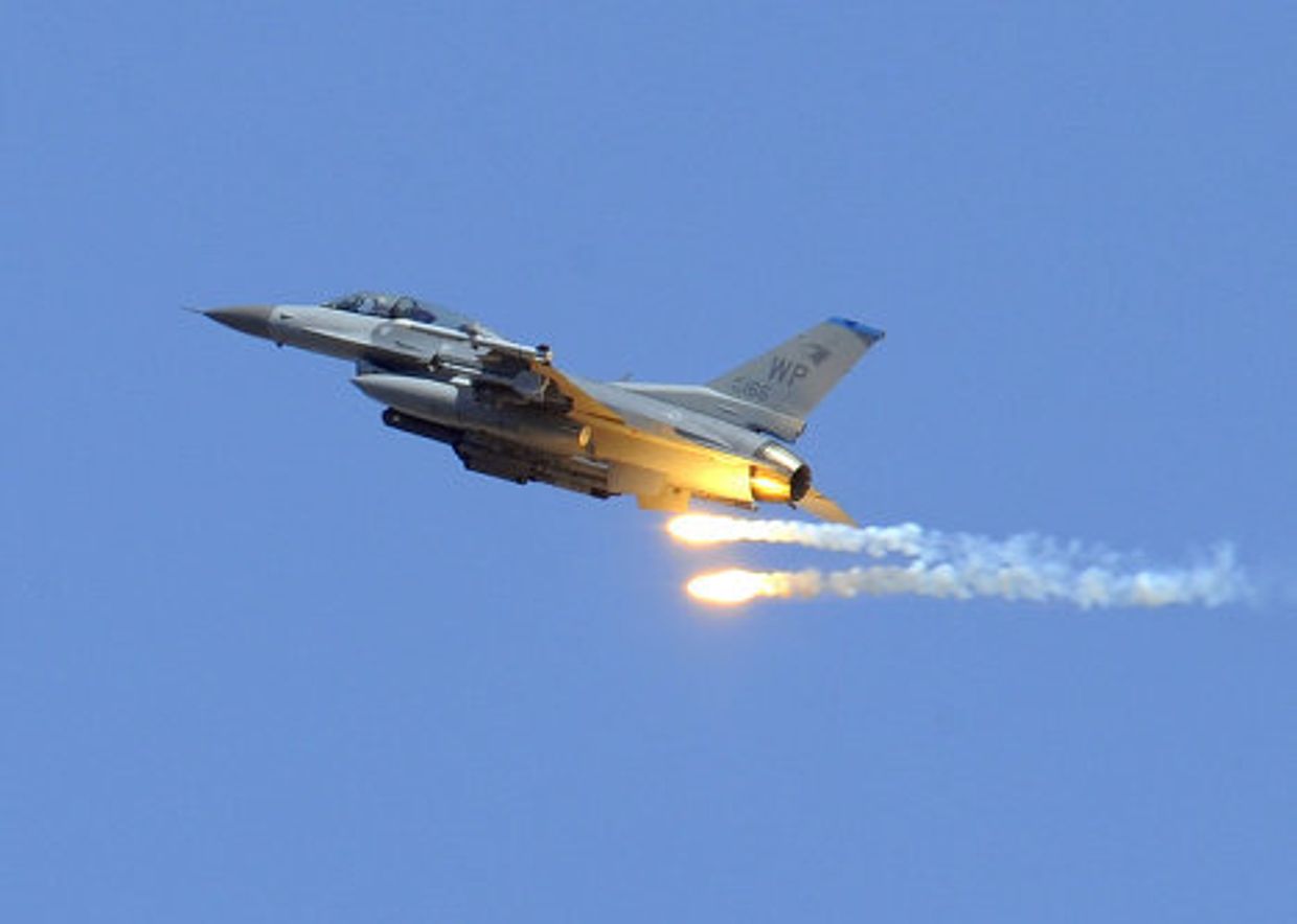 самолет US F-16 во время совместных учений США и Южной Кореи на военном полигоне вблизи города Пхочхон