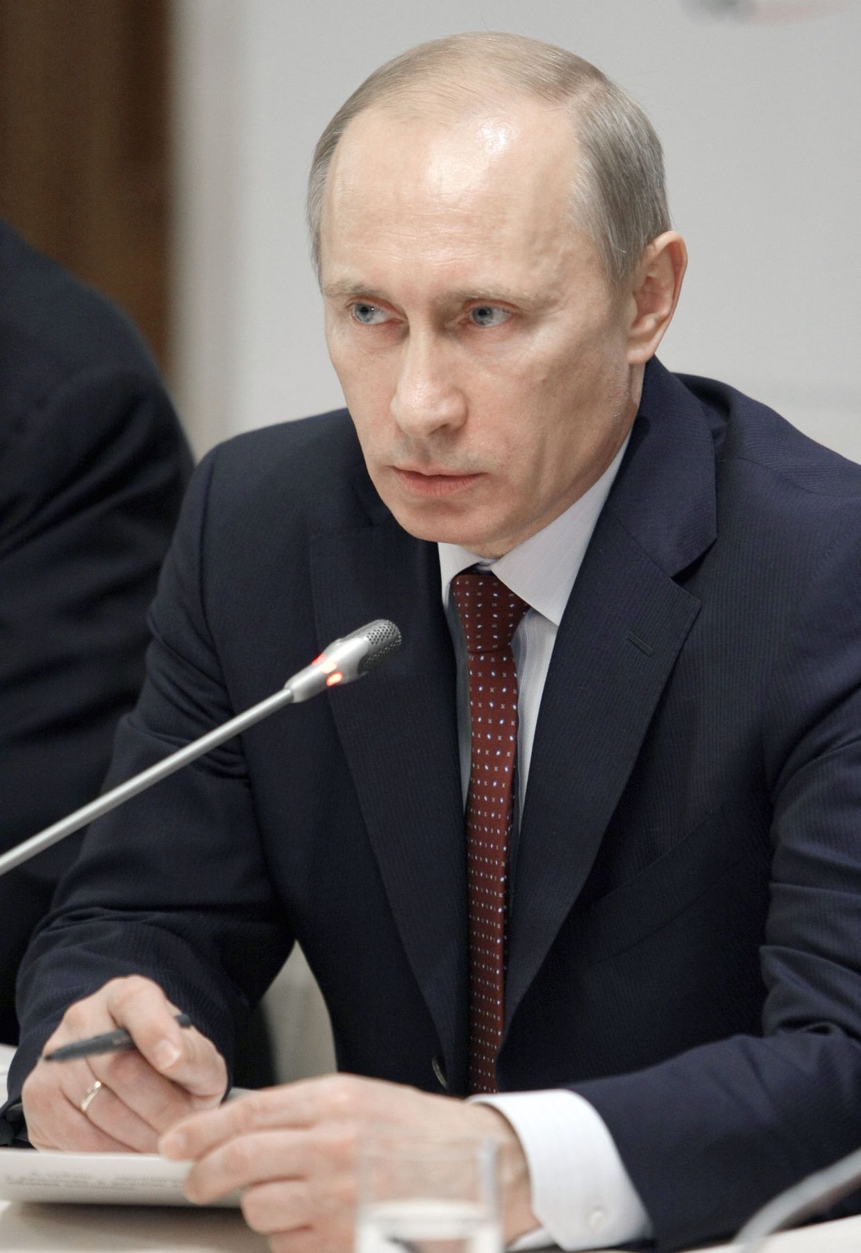 Премьер-министр РФ Владимир Путин принял участие в рабочем завтраке с представителями германских деловых кругов