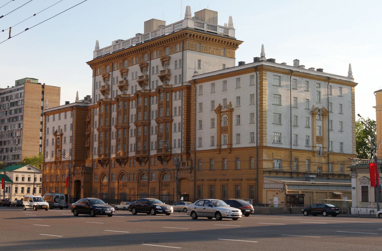 Здание американского посольства в Москве