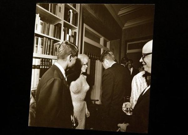 Аукционный дом Bonhams выставил на торги уникальные фотографии Джона Кеннеди