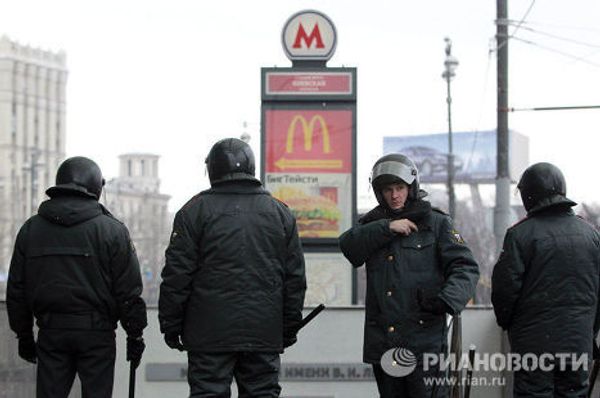 Усиленные наряды сотрудников правоохранительных органов возле ТЦ Европейский
