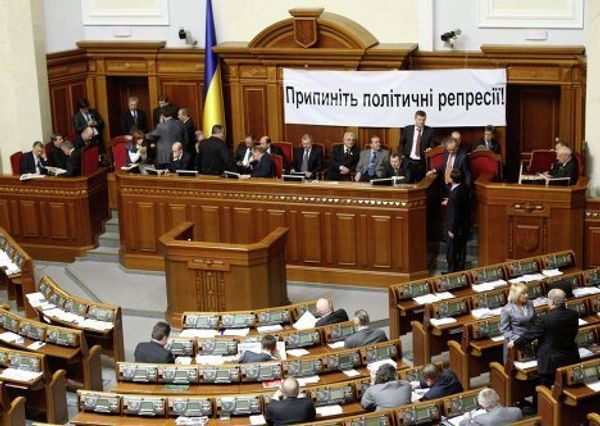 в сессионом зале Верховной рады произошла драка между депутатами фракции Партии регионов и блока БЮТ-Батькивщина
