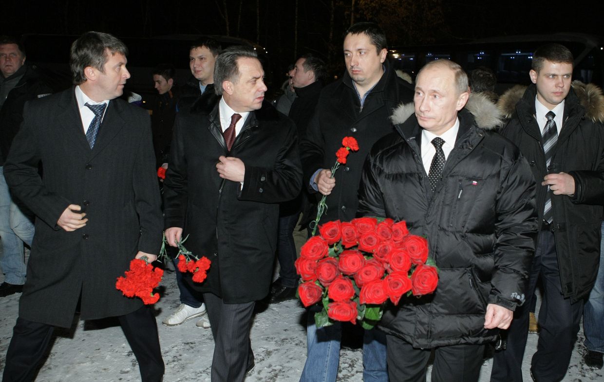 Премьер-министр РФ Владимир Путин возложил цветы к могиле болельщика Спартака Егора Свиридова