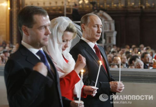 Д.Медведев и В.Путин на пасхальном богослужении в Храме Христа Спасителя