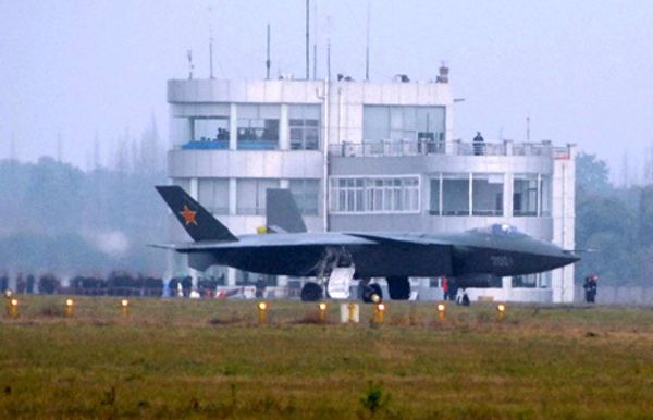 Китай провел первые летные испытания своего самолета-невидимки истребителя J-20
