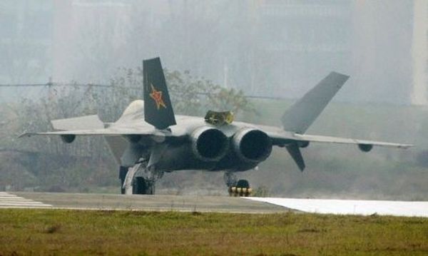 Китай провел первые летные испытания своего самолета-невидимки истребителя J-20