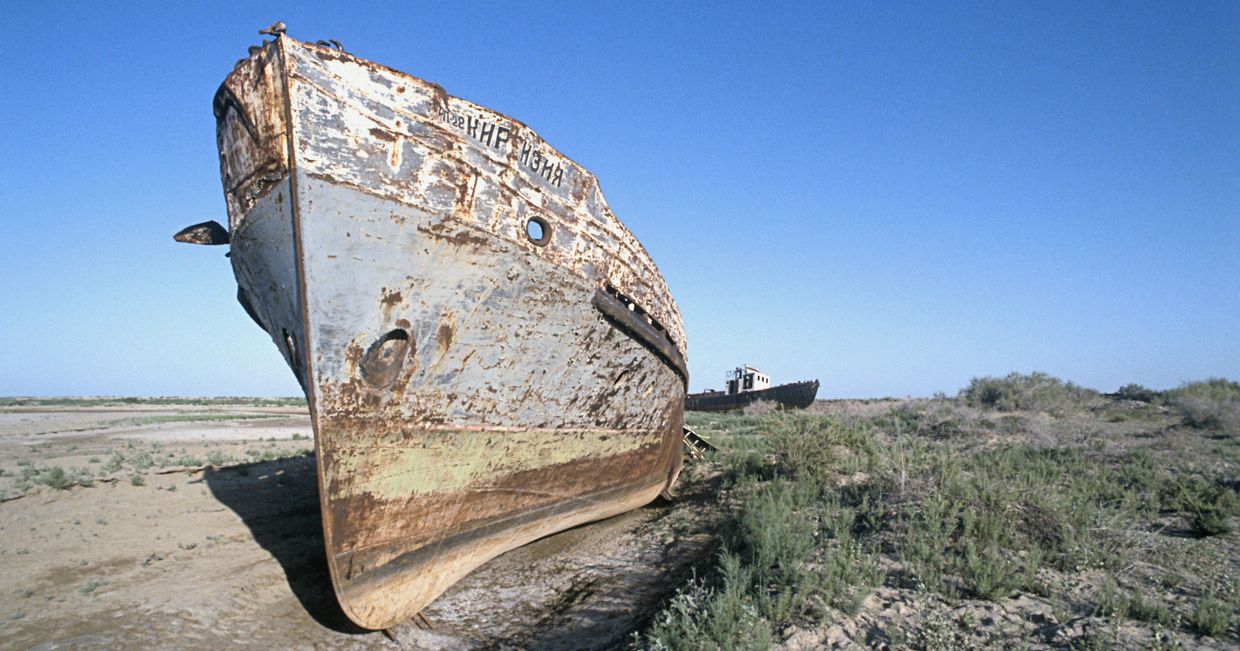Остатки корабля на месте высохшего Аральского моря 