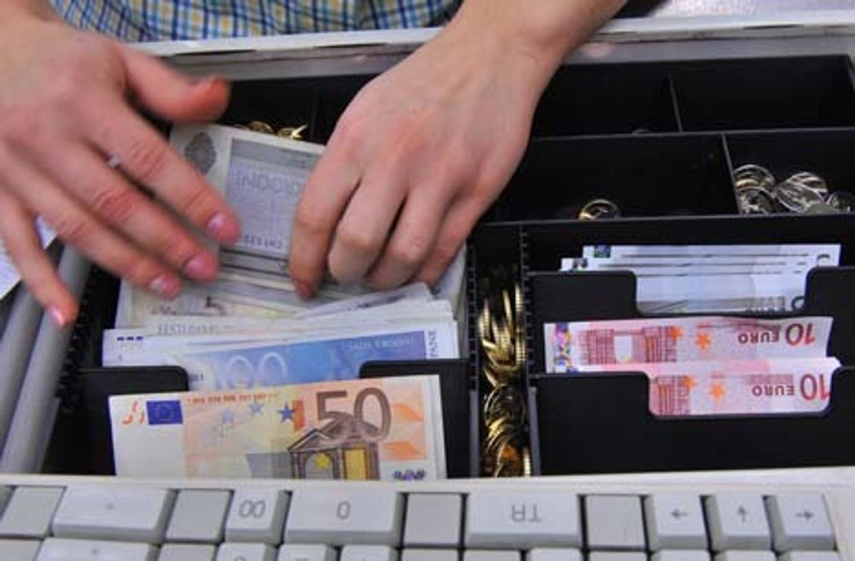 С 1 января 2011 года решением Еврокомиссии Эстония присоединяется к зоне евро